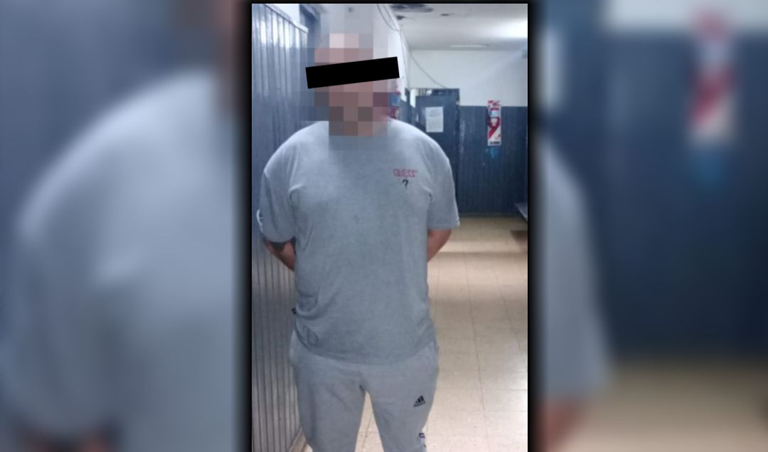 Un hombre de 38 años fue aprehendido este lunes 5 de mayo en la ciudad de San Nicolás tras ser sorprendido realizando actos obscenos a plena luz del día, en una zona transitada de la ciudad.