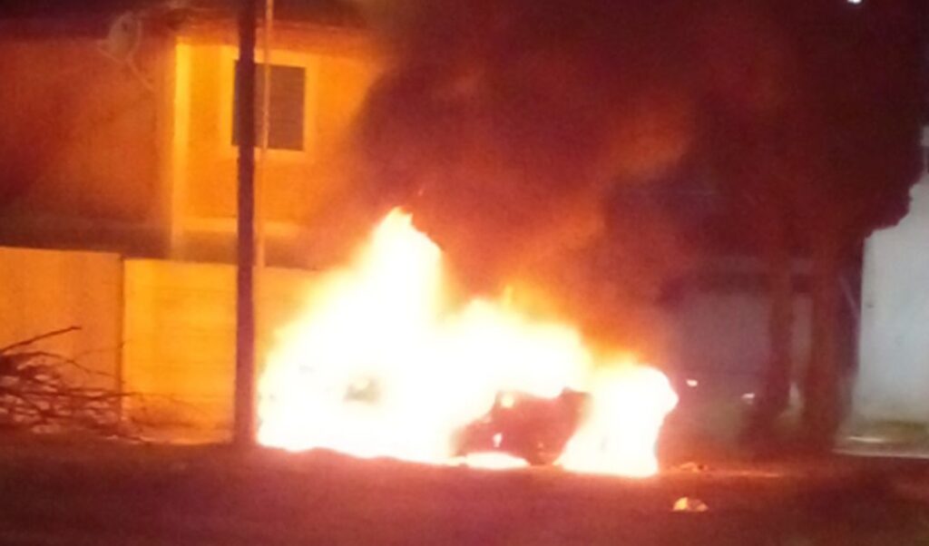 Un impactante incendio se desató durante la madrugada de este sábado en el barrio Ginés García, ex Fonavi, ubicado sobre las calles Belgrano y Esquiú, en la Manzana 8. El hecho ocurrió alrededor de las 00:30 horas, cuando un automóvil Chevrolet Cruze comenzó a arder en llamas, generando alarma entre los vecinos.