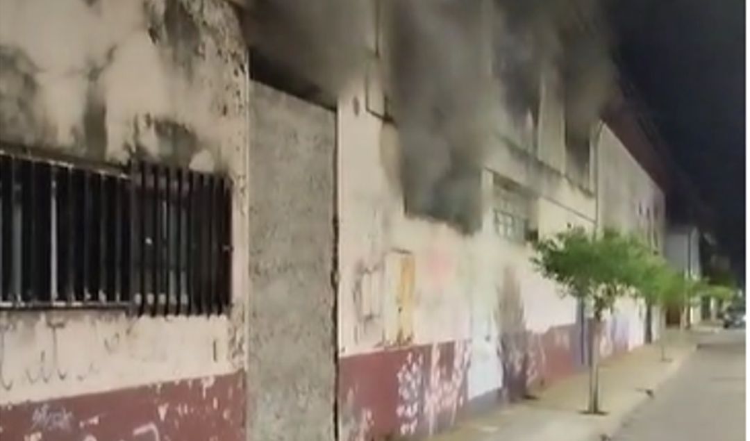 En un hecho que conmocionó a los vecinos de San Nicolás, la antigua fábrica de lana, ubicada en la intersección de Almafuerte y España, fue escenario de un incendio que, según las primeras pericias, habría sido provocado de manera intencional.