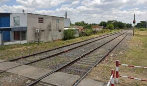 Un dramático episodio ocurrió en la tarde del 1° de mayo en el barrio Pezzi de San Nicolás, donde dos vecinos lograron intervenir a tiempo para evitar que un joven atentara contra su vida en las vías del ferrocarril. Gracias a su rápida acción, el joven fue rescatado con vida y trasladado de urgencia al hospital local.