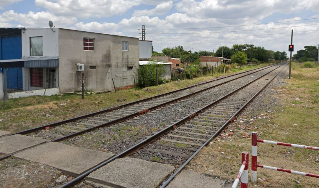 Un dramático episodio ocurrió en la tarde del 1° de mayo en el barrio Pezzi de San Nicolás, donde dos vecinos lograron intervenir a tiempo para evitar que un joven atentara contra su vida en las vías del ferrocarril. Gracias a su rápida acción, el joven fue rescatado con vida y trasladado de urgencia al hospital local.