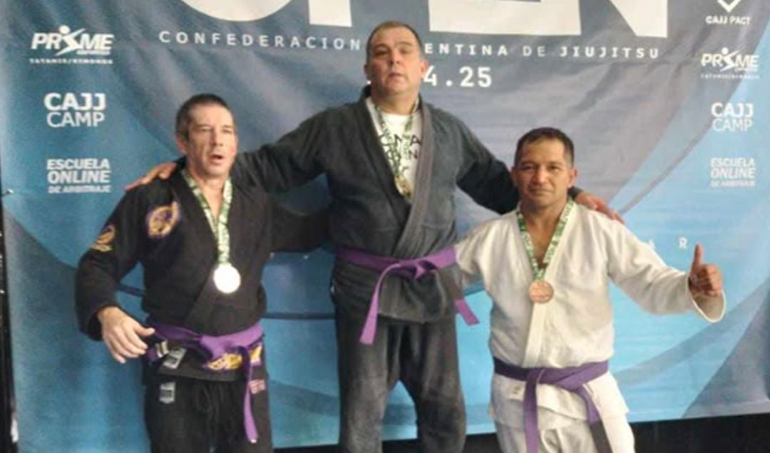 El pasado 18 de mayo, el nicoleño Matías Solano dejó bien en alto el nombre de San Nicolás al consagrarse doble campeón en el Open Rosario de Jiu Jitsu, realizado en el ex predio de la Sociedad Rural.