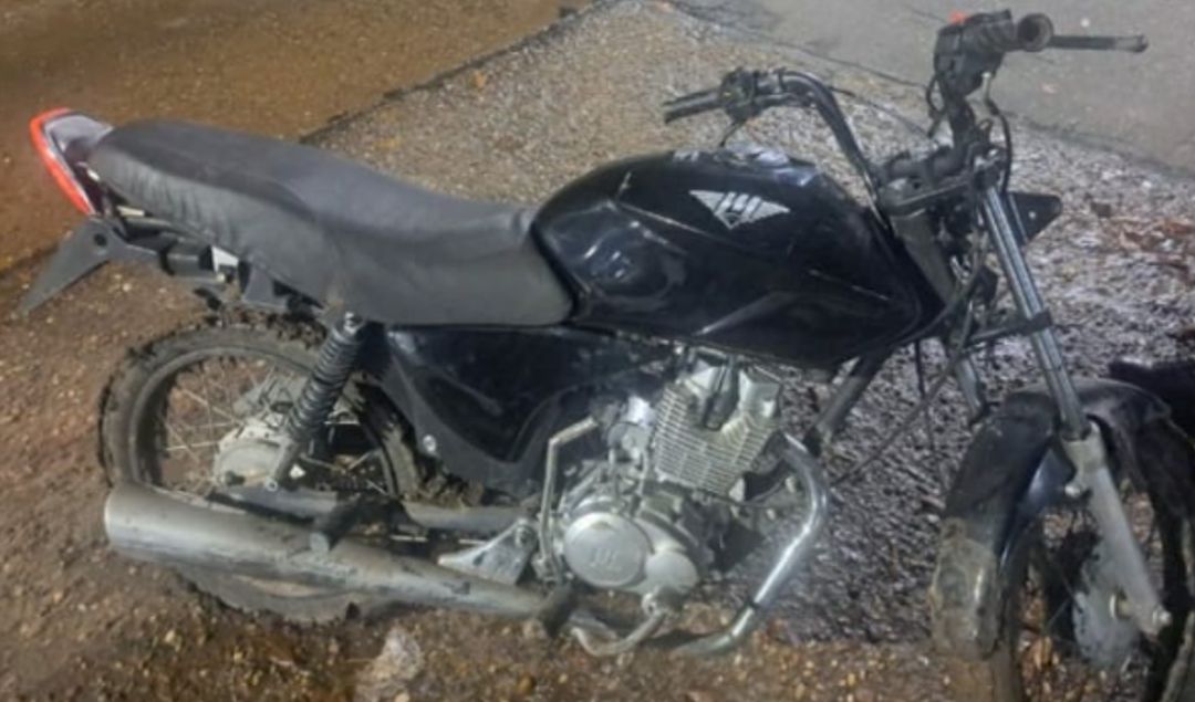 Personal del Comando de Patrullas halló una motocicleta abandonada en calle Pastor Omar de Felipe al 300, en el barrio San Francisco.