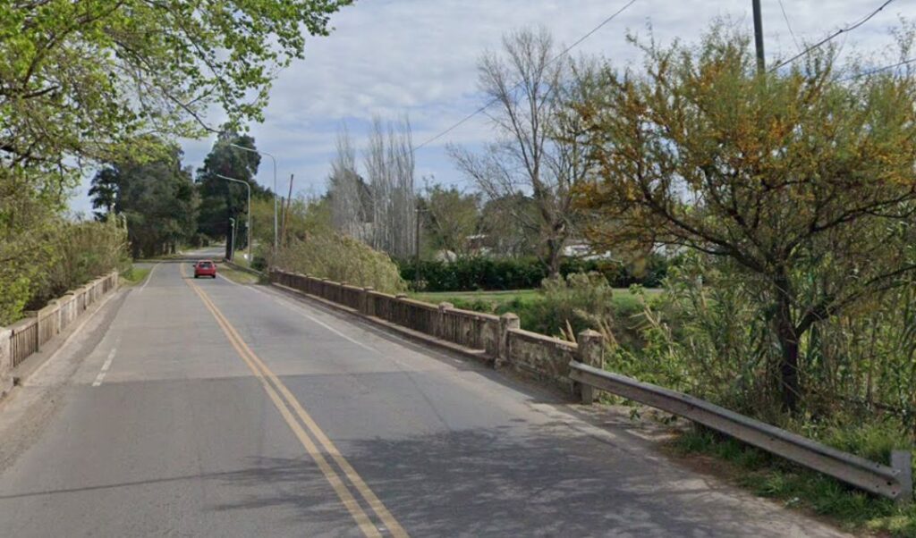 En un dramático episodio ocurrido en el Puente del Arroyo del Medio y la ruta 21, una mujer intentó quitarse la vida arrojándose al cauce, pero fue rescatada a tiempo por efectivos de la Unidad Táctica de Operaciones Inmediatas (UTOI). El hecho se conoció en las últimas horas y trascendió que la mujer pertenece al Servicio Penitenciario.