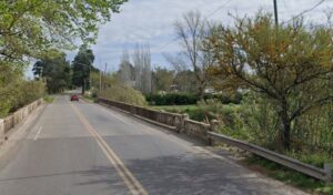 En un dramático episodio ocurrido en el Puente del Arroyo del Medio y la ruta 21, una mujer intentó quitarse la vida arrojándose al cauce, pero fue rescatada a tiempo por efectivos de la Unidad Táctica de Operaciones Inmediatas (UTOI). El hecho se conoció en las últimas horas y trascendió que la mujer pertenece al Servicio Penitenciario.