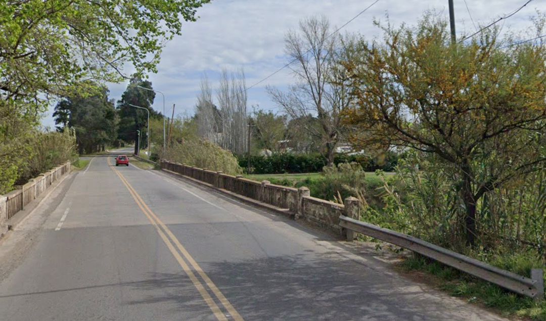 En un dramático episodio ocurrido en el Puente del Arroyo del Medio y la ruta 21, una mujer intentó quitarse la vida arrojándose al cauce, pero fue rescatada a tiempo por efectivos de la Unidad Táctica de Operaciones Inmediatas (UTOI). El hecho se conoció en las últimas horas y trascendió que la mujer pertenece al Servicio Penitenciario.
