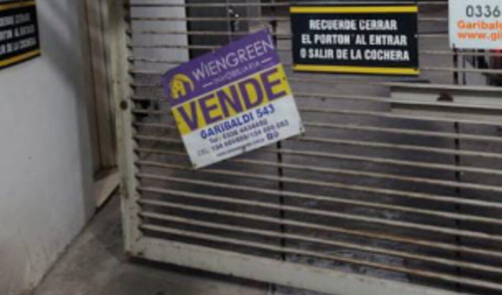 Un audaz robo se registró en la madrugada de este martes en un edificio ubicado en Mitre 481, pleno centro de San Nicolás. Según informó personal policial, un delincuente reventó el portón de ingreso de la cochera del complejo de departamentos y sustrajo una motocicleta 110 cc.