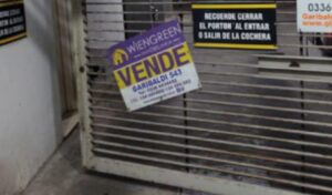 Un audaz robo se registró en la madrugada de este martes en un edificio ubicado en Mitre 481, pleno centro de San Nicolás. Según informó personal policial, un delincuente reventó el portón de ingreso de la cochera del complejo de departamentos y sustrajo una motocicleta 110 cc.