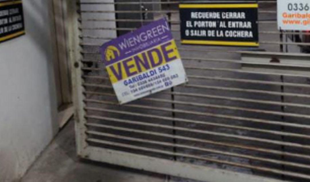 Un audaz robo se registró en la madrugada de este martes en un edificio ubicado en Mitre 481, pleno centro de San Nicolás. Según informó personal policial, un delincuente reventó el portón de ingreso de la cochera del complejo de departamentos y sustrajo una motocicleta 110 cc.