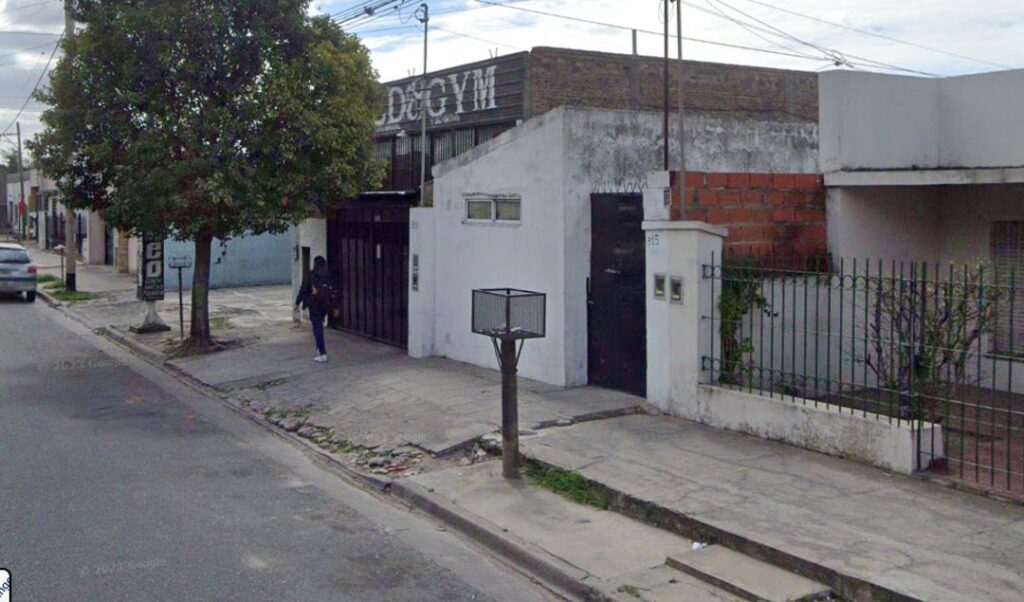 Una comerciante de San Nicolás fue víctima de un violento robo cuando estaba llegando a su casa, en horas de la tarde del miercoles. El hecho ocurrió alrededor de las 19:30 en la zona de Chacabuco al 300, cuando la mujer regresaba a su domicilio tras finalizar su jornada laboral.
