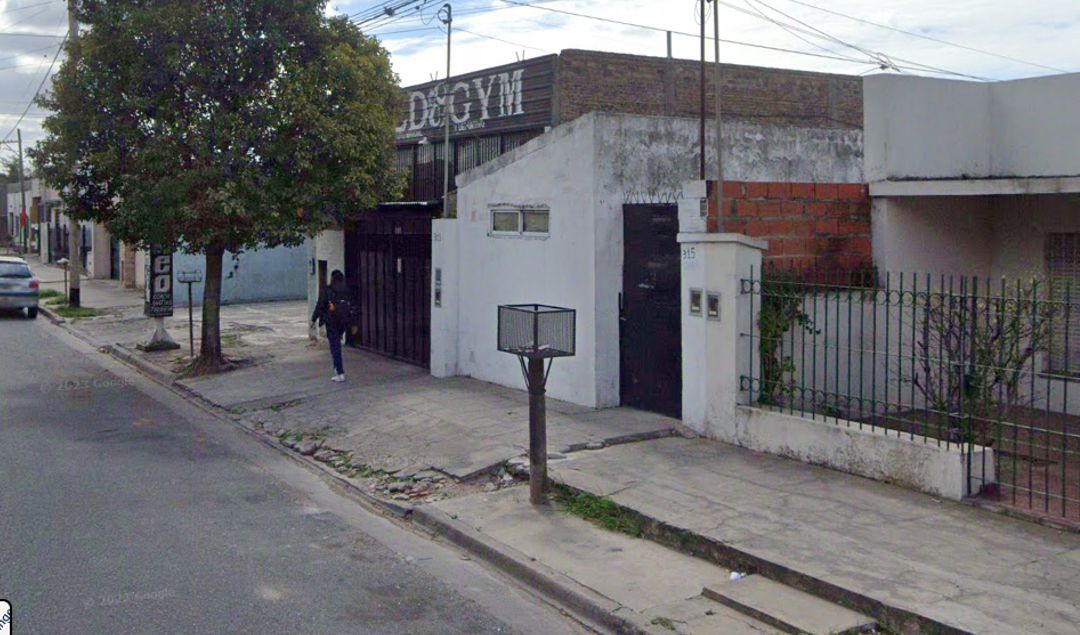 Una comerciante de San Nicolás fue víctima de un violento robo cuando estaba llegando a su casa, en horas de la tarde del miercoles. El hecho ocurrió alrededor de las 19:30 en la zona de Chacabuco al 300, cuando la mujer regresaba a su domicilio tras finalizar su jornada laboral.