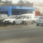 En menos de un mes, la peligrosa esquina de avenida Savio y San Lorenzo vuelve a ser escenario de un choque en cadena que dejó como saldo tres vehículos involucrados y dos personas trasladadas al hospital.