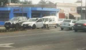 En menos de un mes, la peligrosa esquina de avenida Savio y San Lorenzo vuelve a ser escenario de un choque en cadena que dejó como saldo tres vehículos involucrados y dos personas trasladadas al hospital.