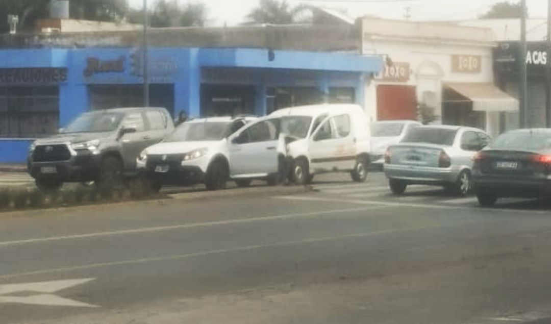 En menos de un mes, la peligrosa esquina de avenida Savio y San Lorenzo vuelve a ser escenario de un choque en cadena que dejó como saldo tres vehículos involucrados y dos personas trasladadas al hospital.