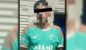 En un violento episodio ocurrido en el día de ayer, un hombre de 27 años fue aprehendido en la intersección de Islas Malvinas y El Campo tras protagonizar un ataque de celos contra su expareja. El incidente incluyó amenazas de muerte, un intento de robo de celular y la violación de una orden de restricción perimetral emitida por el Juzgado de Garantías N°3.