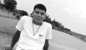 La familia de Joel Díaz, el joven de 22 años que fue hallado sin vida este lunes en una fábrica abandonada de la zona norte de San Nicolás, está realizando una colecta para poder cubrir los gastos del sepelio. Quienes deseen colaborar pueden hacerlo a través del alias: Mari.uma.isa.nx, a nombre de: Marianela Belén Díaz.
