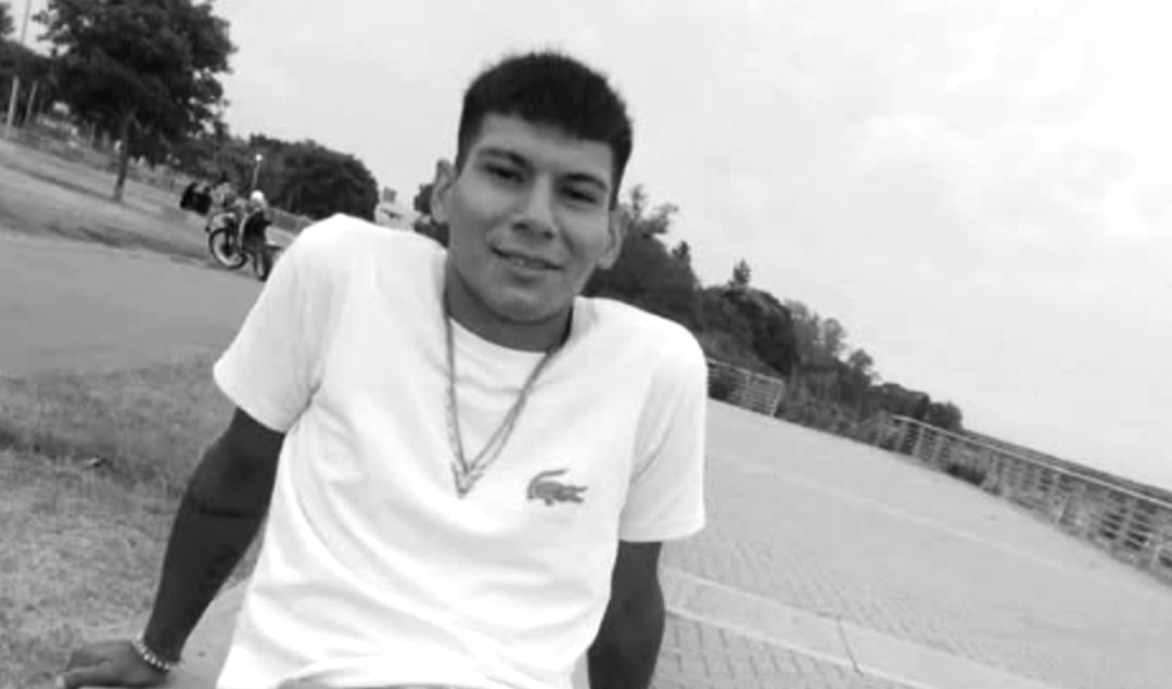 La familia de Joel Díaz, el joven de 22 años que fue hallado sin vida este lunes en una fábrica abandonada de la zona norte de San Nicolás, está realizando una colecta para poder cubrir los gastos del sepelio. Quienes deseen colaborar pueden hacerlo a través del alias: Mari.uma.isa.nx, a nombre de: Marianela Belén Díaz.