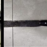 Un estremecedor episodio de violencia sobre calle La Paz al 50, en la madrugada del domingo 29 de junio. Un hombre de 59 años fue aprehendido por personal del Comando de Patrullas luego de amenazar con un machete a su pareja y atrincherarse dentro de su domicilio, negándose a entregarse.