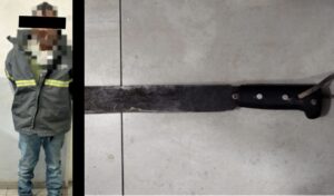 Un estremecedor episodio de violencia sobre calle La Paz al 50, en la madrugada del domingo 29 de junio. Un hombre de 59 años fue aprehendido por personal del Comando de Patrullas luego de amenazar con un machete a su pareja y atrincherarse dentro de su domicilio, negándose a entregarse.