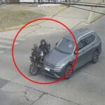 Un nuevo accidente de tránsito generó preocupación este sábado en la ciudad de San Nicolás, luego de que una camioneta Volkswagen colisionara contra una motocicleta marca Royale Enfield. El hecho ocurrió en la intersección de las calles Álvarez y Mitre, zona de intenso flujo vehicular.
