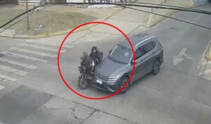 Un nuevo accidente de tránsito generó preocupación este sábado en la ciudad de San Nicolás, luego de que una camioneta Volkswagen colisionara contra una motocicleta marca Royale Enfield. El hecho ocurrió en la intersección de las calles Álvarez y Mitre, zona de intenso flujo vehicular.