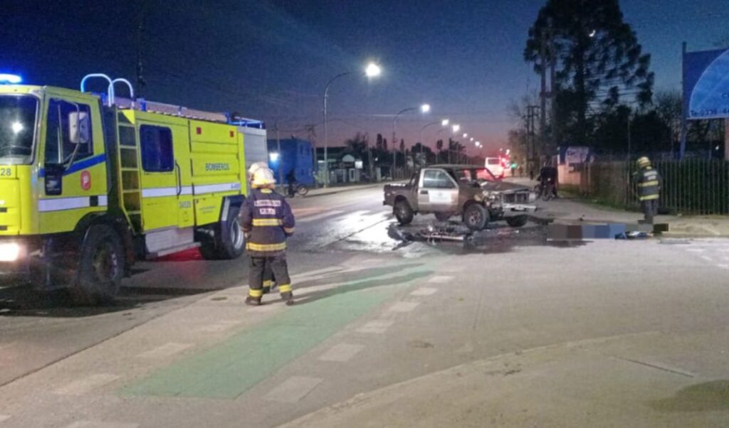 Un grave accidente ocurrido en las primeras horas de este lunes dejó como saldo la muerte de un motociclista de 36 años que se dirigía a su lugar de trabajo. El siniestro se produjo en la intersección de Ruta 188 y calle La Plata, en la ciudad de San Nicolás.