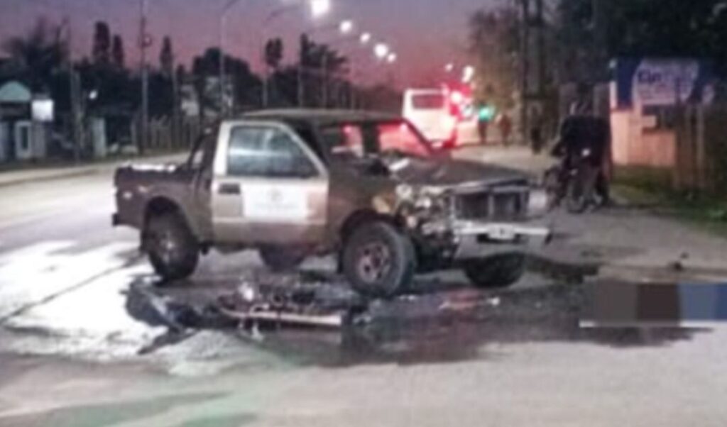 Un trabajador de 36 años perdió la vida de manera trágica en la mañana de este lunes tras protagonizar un violento choque en Ruta 188 y calle La Plata, en San Nicolás. La víctima, que se dirigía a su lugar de trabajo en motocicleta, impactó de frente contra una camioneta y, en cuestión de segundos, su vehículo se incendió con él atrapado entre las llamas.