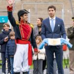 Este domingo, el Estadio San Nicolás se vistió de celeste y blanco para recibir a cientos de alumnos de cuarto grado que juraron lealtad a la bandera en un emotivo acto encabezado por el intendente Santiago Passaglia. La ceremonia se desarrolló en el marco del Día de la Bandera y conmemoración del paso a la inmortalidad del general Manuel Belgrano.