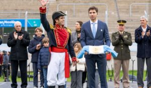 Este domingo, el Estadio San Nicolás se vistió de celeste y blanco para recibir a cientos de alumnos de cuarto grado que juraron lealtad a la bandera en un emotivo acto encabezado por el intendente Santiago Passaglia. La ceremonia se desarrolló en el marco del Día de la Bandera y conmemoración del paso a la inmortalidad del general Manuel Belgrano.
