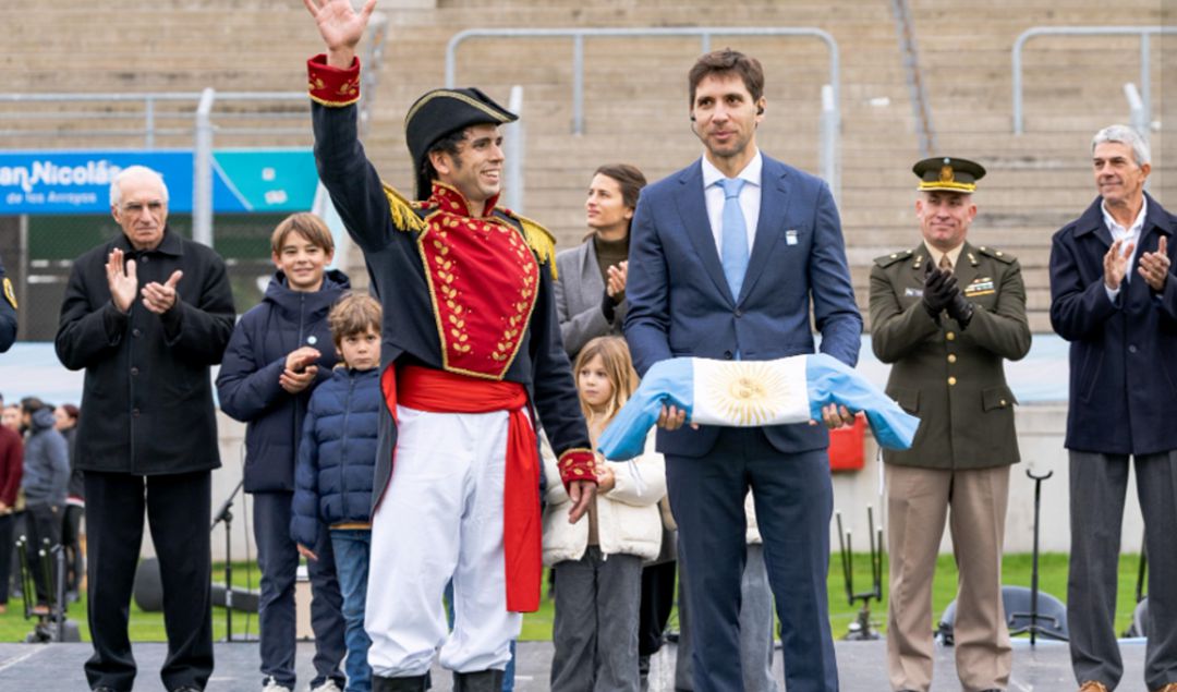 Este domingo, el Estadio San Nicolás se vistió de celeste y blanco para recibir a cientos de alumnos de cuarto grado que juraron lealtad a la bandera en un emotivo acto encabezado por el intendente Santiago Passaglia. La ceremonia se desarrolló en el marco del Día de la Bandera y conmemoración del paso a la inmortalidad del general Manuel Belgrano.