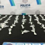 Efectivos de la Delegación Departamental de Investigaciones del Tráfico de Drogas Ilícitas de San Nicolás, con apoyo de la UTOI y la Secretaría de Seguridad de San Pedro, llevaron adelante un exitoso operativo que permitió desbaratar un punto de venta de droga en esa ciudad. La investigación, que se inició a principios de este año, culminó con dos allanamientos simultáneos y una mujer detenida.