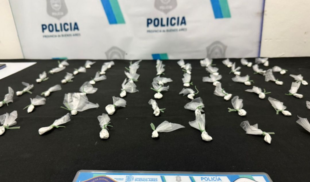 Efectivos de la Delegación Departamental de Investigaciones del Tráfico de Drogas Ilícitas de San Nicolás, con apoyo de la UTOI y la Secretaría de Seguridad de San Pedro, llevaron adelante un exitoso operativo que permitió desbaratar un punto de venta de droga en esa ciudad. La investigación, que se inició a principios de este año, culminó con dos allanamientos simultáneos y una mujer detenida.