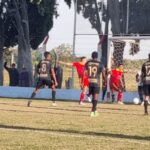 En el estadio Simón Apiza, por la 14ª fecha del Torneo local, La Emilia venció 2 a 0 a Defensores de Villa Ramallo y consiguió su gran objetivo: clasificarse a la Liguilla a falta de una fecha para el cierre de la fase regular. Los goles del triunfo los anotaron Enzo Martínez y José “Titi” Pittaluga, figuras destacadas del equipo pañero.