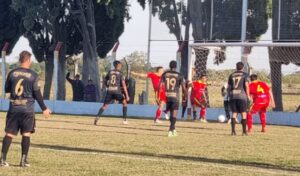 En el estadio Simón Apiza, por la 14ª fecha del Torneo local, La Emilia venció 2 a 0 a Defensores de Villa Ramallo y consiguió su gran objetivo: clasificarse a la Liguilla a falta de una fecha para el cierre de la fase regular. Los goles del triunfo los anotaron Enzo Martínez y José “Titi” Pittaluga, figuras destacadas del equipo pañero.