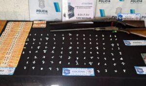 En el marco de una extensa investigación por comercialización de drogas, efectivos de la Delegación Departamental de Investigaciones del Tráfico de Drogas Ilícitas de San Nicolás, en conjunto con personal del Ministerio Público Fiscal, realizaron cinco allanamientos simultáneos que culminaron con la detención del reconocido narco nicoleño Ale Paredes y su padre. Durante el operativo, se secuestraron más de un centenar de dosis de cocaína listas para su venta, armas de fuego y dinero en efectivo.