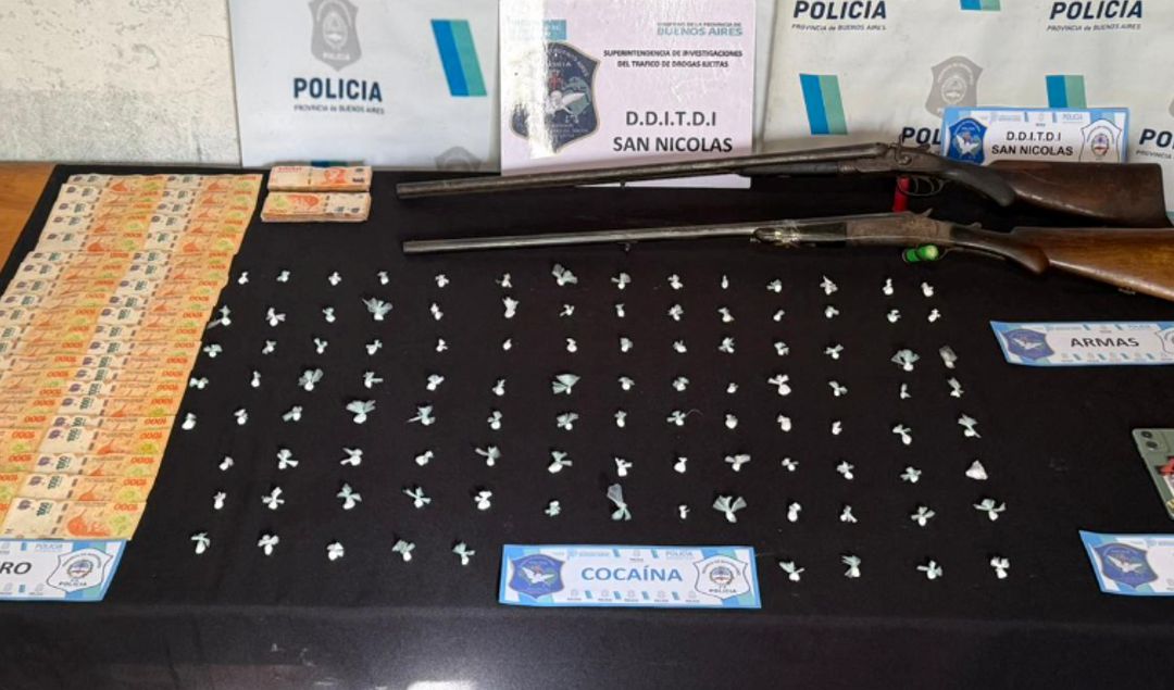 En el marco de una extensa investigación por comercialización de drogas, efectivos de la Delegación Departamental de Investigaciones del Tráfico de Drogas Ilícitas de San Nicolás, en conjunto con personal del Ministerio Público Fiscal, realizaron cinco allanamientos simultáneos que culminaron con la detención del reconocido narco nicoleño Ale Paredes y su padre. Durante el operativo, se secuestraron más de un centenar de dosis de cocaína listas para su venta, armas de fuego y dinero en efectivo.