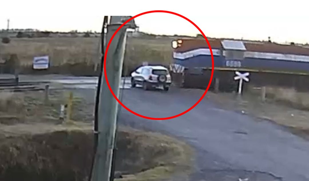 Una dramática escena quedó registrada por las cámaras de monitoreo municipal en San Nicolás, donde una locomotora embistió con fuerza a una camioneta Chevrolet Spin. El siniestro ocurrió en la intersección de la calle Malvinas Argentinas y las vías del ferrocarril, y dejó como saldo a dos personas mayores gravemente heridas.