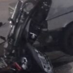 Un fuerte accidente de tránsito ocurrió hace instantes en la ciudad de San Nicolás, cuando un automóvil y una motocicleta colisionaron en la intersección de Avenida Falcón y República, dejando como saldo a dos personas heridas.