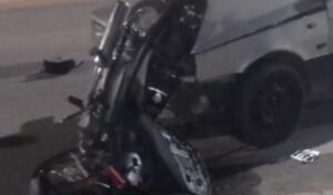 Un fuerte accidente de tránsito ocurrió hace instantes en la ciudad de San Nicolás, cuando un automóvil y una motocicleta colisionaron en la intersección de Avenida Falcón y República, dejando como saldo a dos personas heridas.