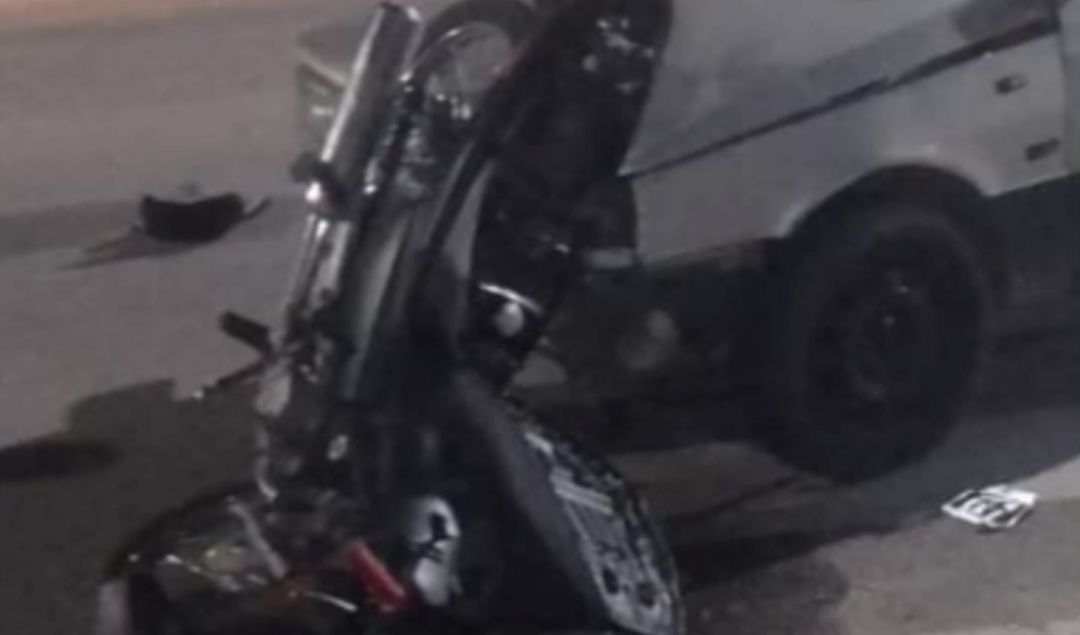 Un fuerte accidente de tránsito ocurrió hace instantes en la ciudad de San Nicolás, cuando un automóvil y una motocicleta colisionaron en la intersección de Avenida Falcón y República, dejando como saldo a dos personas heridas.