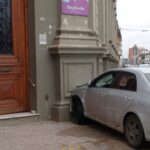 En un violento episodio ocurrido dentro de la Comisaría Primera de San Nicolás, el padre del joven que estrelló su auto contra el ex Palacio Municipal, golpeó brutalmente a un sargento, provocándole una fisura en la nariz y la perdida de una pieza dental. El ataque se dio tras una acalorada discusión cuando el hombre se presentó en la dependencia policial fuera de sí.