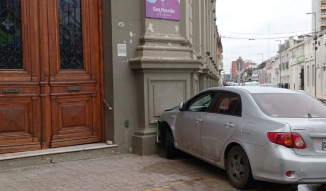En un violento episodio ocurrido dentro de la Comisaría Primera de San Nicolás, el padre del joven que estrelló su auto contra el ex Palacio Municipal, golpeó brutalmente a un sargento, provocándole una fisura en la nariz y la perdida de una pieza dental. El ataque se dio tras una acalorada discusión cuando el hombre se presentó en la dependencia policial fuera de sí.
