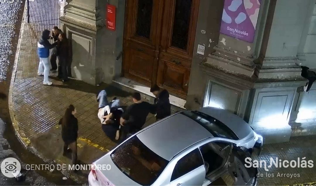 Un hecho de extrema violencia tuvo lugar en la ciudad de San Nicolás, donde una discusión terminó con un joven atropellado, un automóvil incrustado contra un edificio municipal y un efectivo policial gravemente lesionado.