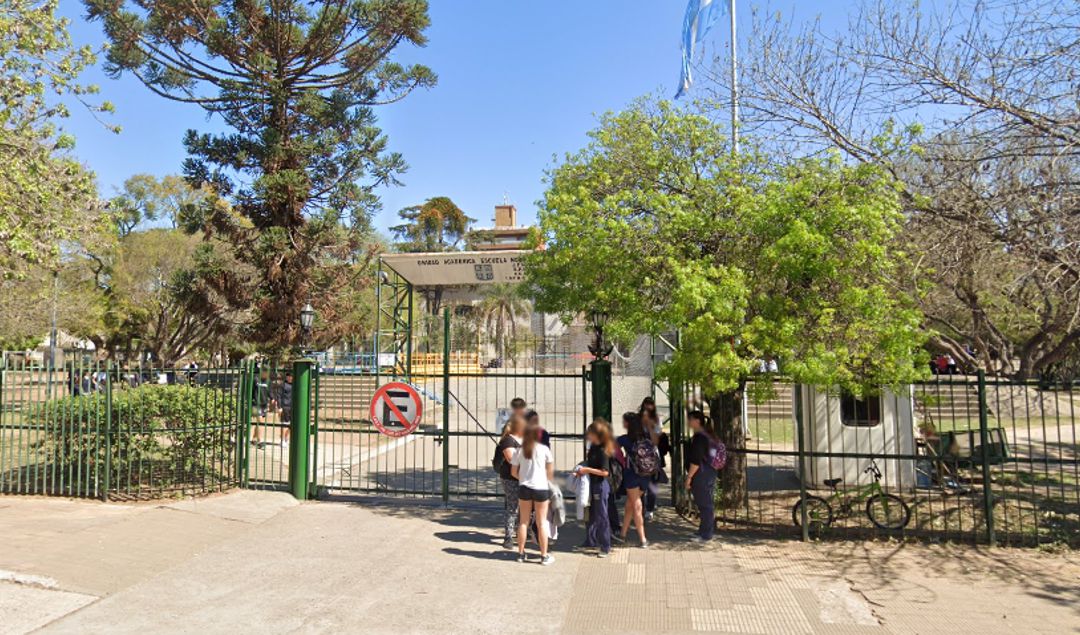 Preocupación e indignación entre los padres y madres de alumnos de la Escuela Normal de San Nicolás, quienes denuncian una alarmante seguidilla de robos de bicicletas dentro del perímetro escolar. A pesar de los reiterados hechos, hasta el momento no se han implementado medidas concretas para frenar la situación.