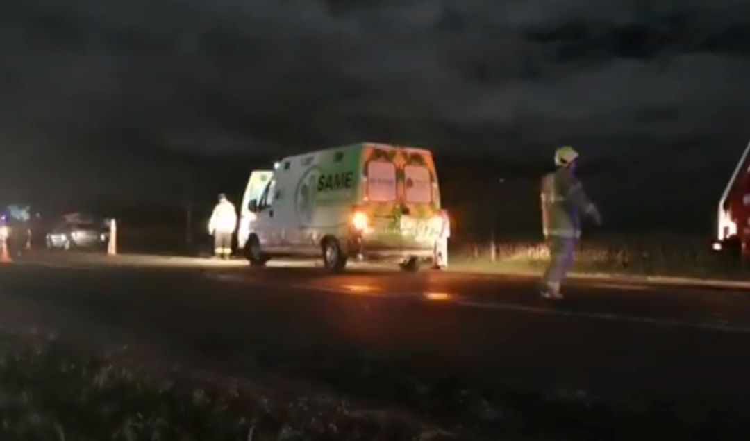 En la madrugada de este viernes 27 de junio, un dramático episodio conmocionó a San Nicolás. En la intersección de la Ruta 188 y la autopista, un joven en un profundo estado de crisis emocional, intentó quitarse la vida arrojándose desde el puente, pero fue rescatado de milagro por personal de la Unidad Táctica de Operaciones Inmediatas (UTOI).
