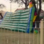 Una tarde de extrema tensión se vivió este domingo en San Nicolás, cuando un castillo inflable se elevó por el aire con varios niños en su interior en la plaza ubicada frente al Cementerio Municipal.