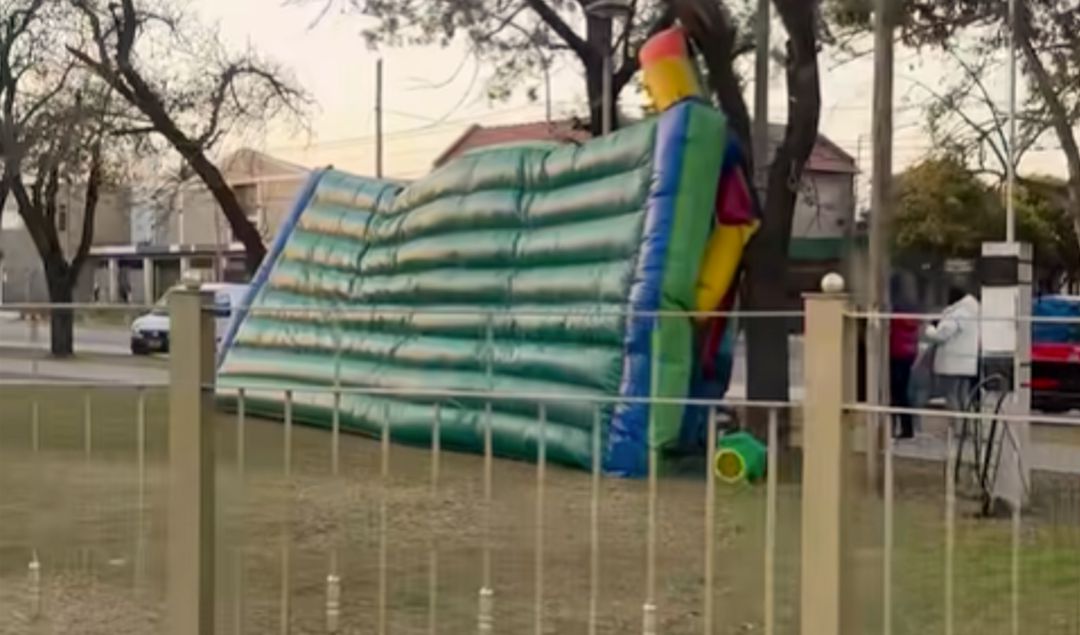 Una tarde de extrema tensión se vivió este domingo en San Nicolás, cuando un castillo inflable se elevó por el aire con varios niños en su interior en la plaza ubicada frente al Cementerio Municipal.