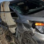Un grave accidente tuvo lugar en la intersección de calle Malvinas Argentinas y las vías del ferrocarril, en la ciudad de San Nicolás, donde una formación ferroviaria embistió a una camioneta Chevrolet Spin de color gris. El impacto dejó como saldo dos personas de avanzada edad gravemente heridas.