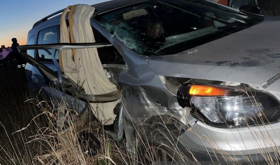 Un grave accidente tuvo lugar en la intersección de calle Malvinas Argentinas y las vías del ferrocarril, en la ciudad de San Nicolás, donde una formación ferroviaria embistió a una camioneta Chevrolet Spin de color gris. El impacto dejó como saldo dos personas de avanzada edad gravemente heridas.