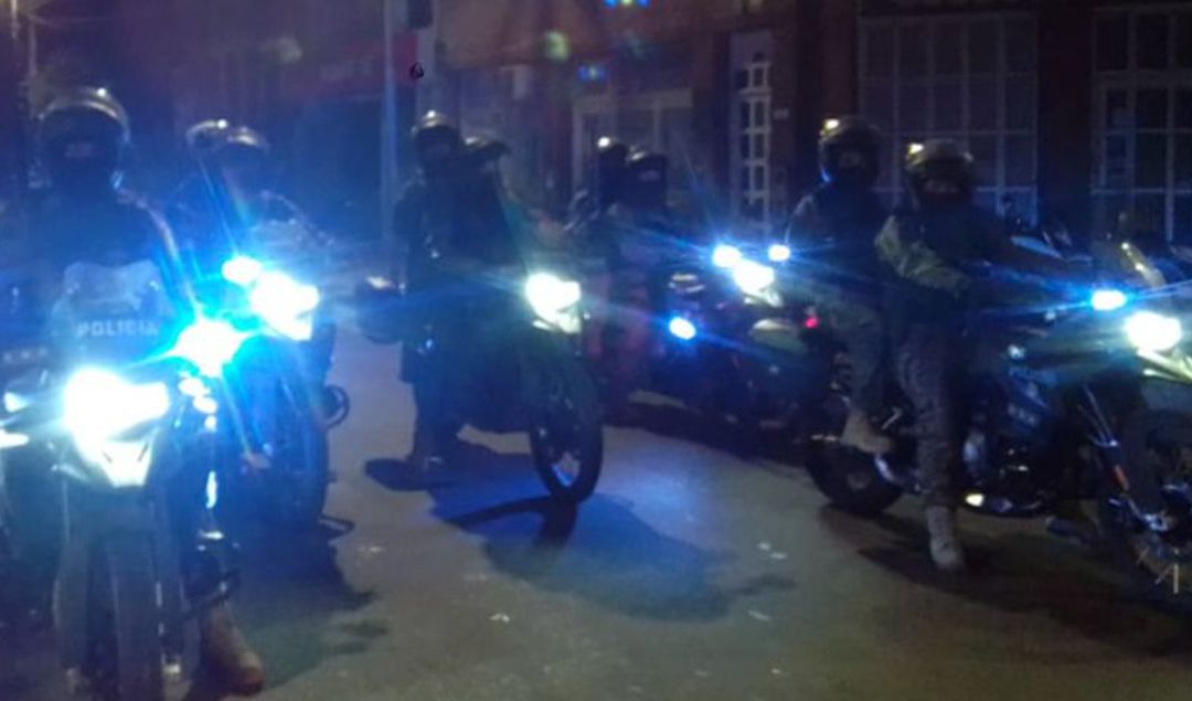 Un dramático episodio tuvo lugar en las últimas horas en San Nicolás en la zona de calle Italia y España, cuando una agente policial, atravesando un profundo estado de angustia, amenazaba con quitarse la vida utilizando su arma reglamentaria. La rápida intervención de efectivos de la Unidad Táctica de Operaciones Inmediatas (UTOI) fue clave para evitar una tragedia.